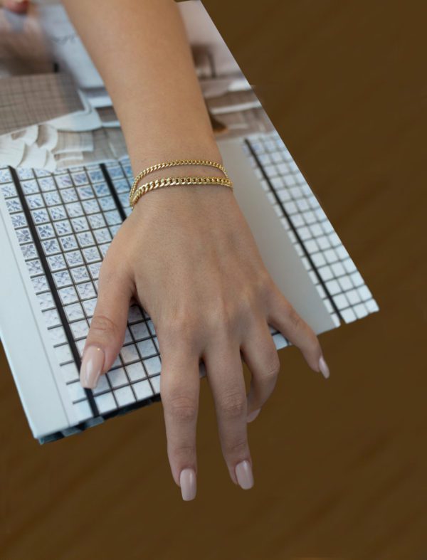 Curb Chain Bracelet Model Photo